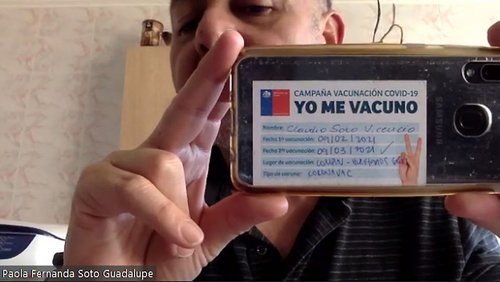 Claudio Soto Vicencio hält das Kampagnenmotiv in die Kamera. Screenshot: Zoom