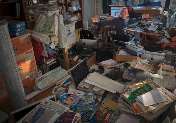 Schafft es irgendwie noch zu seinem Schreibtisch: EDV-Berater Matthias Pfaff an seinem Arbeitsplatz. Foto: Joachim E. Röttgers