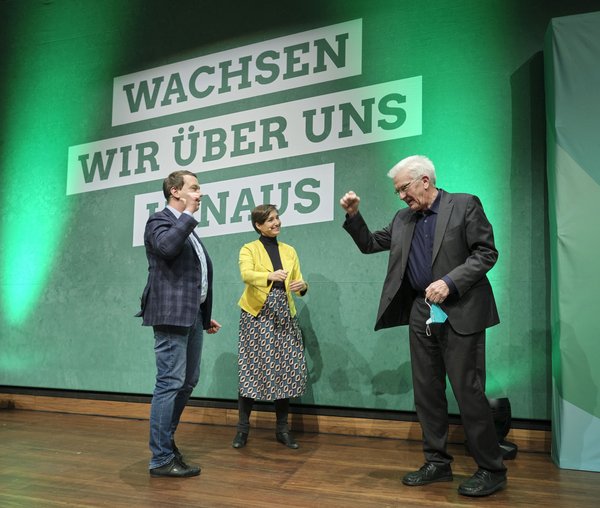 Moderne Parteitage: hochseriös, mit positivem Bezug aufs Wachstum. Die damaligen Landesvorsitzenden Oliver Hildenbrand und Sandra Detzer mit Winfried Kretschmann, Ende 2020. 