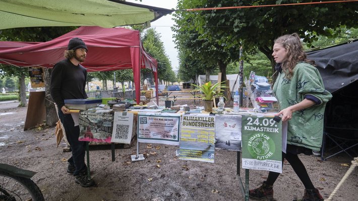 Alle packen mit an im Klimacamp, auch Simon Fauk (links) hilft gerne mit. Schließlich werden am Abend an die 100 BesucherInnen zu einer Veranstaltung erwartet.