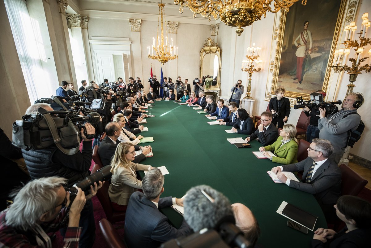 Royales Ambiente: die erste, konstituierende Ministerratssitzung der neuen ÖVP-Grünen-Koalition am 8. Januar in der Wiener Hofburg. Foto: Bundesministerium für Finanzen (Österreich), <a rel="nofollow" class="external text" href="https://creativecommons.org/licenses/by/2.0/legalcode" target="_blank" class="external-link-new-window">CC BY 2.0</a>, <a rel="nofollow" class="external text" href="https://commons.wikimedia.org/w/index.php?curid=85736870" target="_blank" class="external-link-new-window">Link</a>