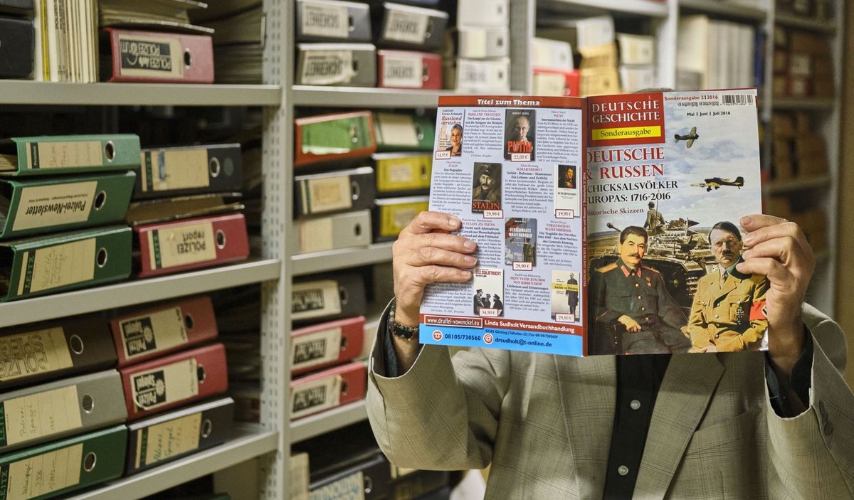 Sammelt seit mehr als 40 Jahren alles zu rechten Strukturen: der Journalist Anton Maegerle vor seinem Archiv in Karlsruhe. Fotos: Joachim E. Röttgers