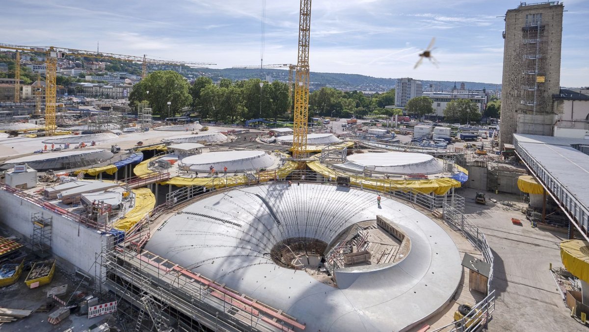Bei seinem Stuttgartbesuch ist der Autor zwar nicht hereingefallen auf den großen Bahnhof, aber fast in dessen große Grube. Foto: Joachim E. Röttgers