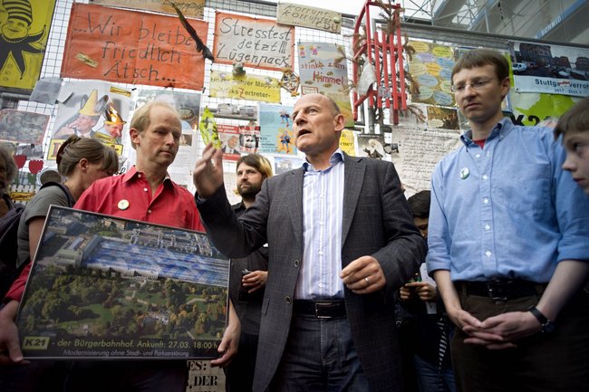Hermann besucht den Protest gegen S 21, Mai 2011 vor dem Stuttgarter Hauptbahnhof. 