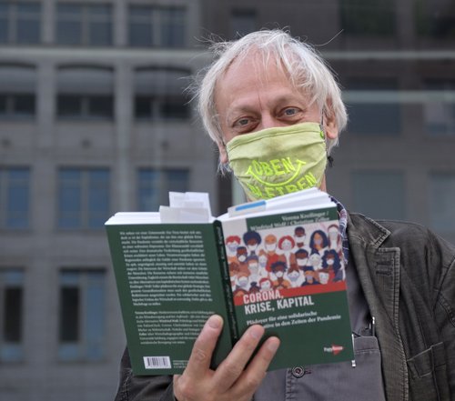 Winfried Wolf mit seinem jüngsten Werk.