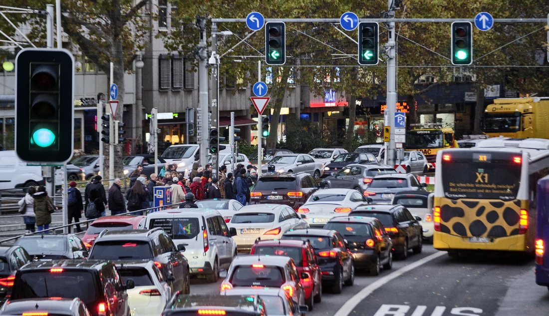 Alle Ampeln sind grün, aber niemand kommt voran.  Alle Ampeln sind grün, aber niemand kommt voran.