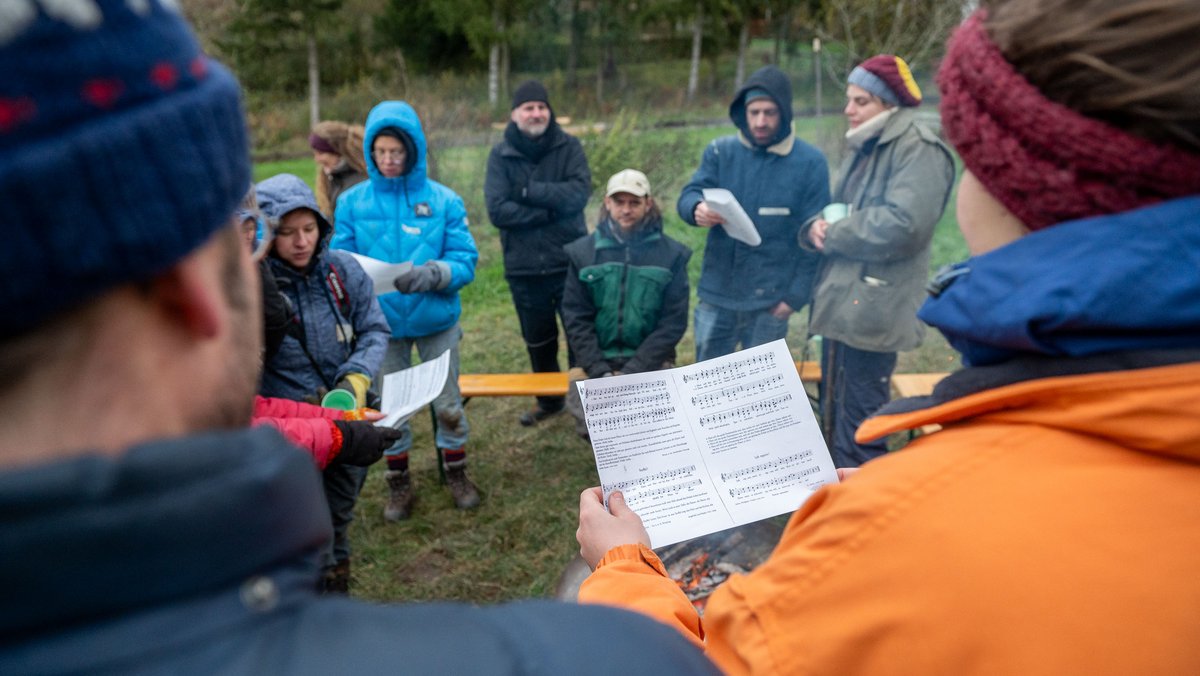 Zum Abschluss studiert Luise Kallmeyer einen Song mit der Gruppe ein.