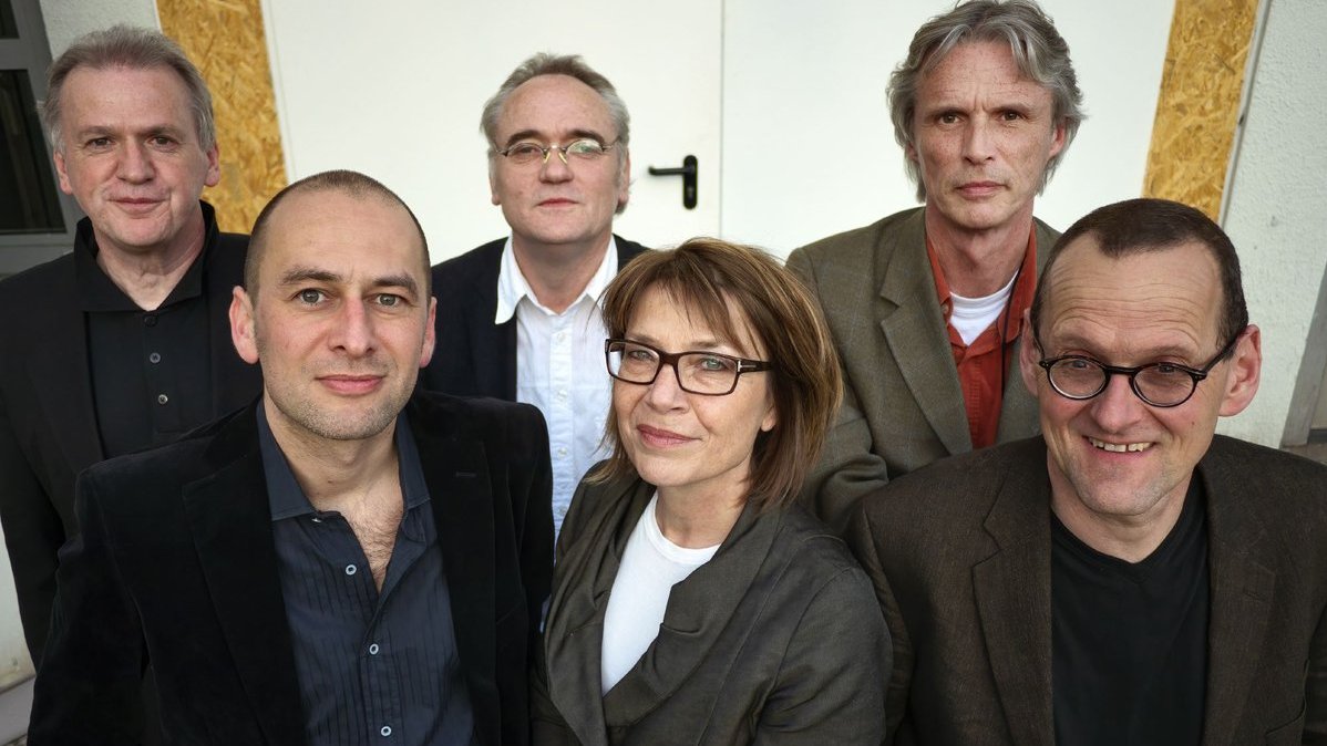Kontext in Erstbesetzung von links: Rainer Nübel, Sandro Mattioli, Josef-Otto Freudenreich, Susanne Stiefel, Meinrad Heck und Martin Reinkowski. Foto: Martin Storz
