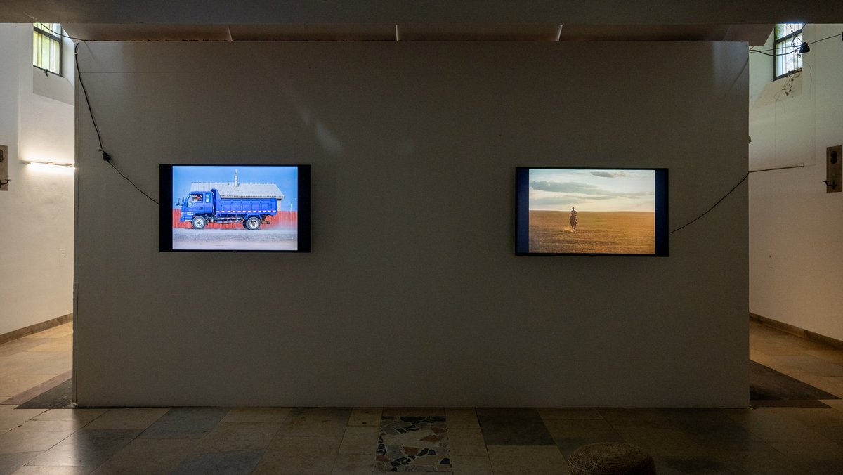 In der Ausstellung in Neuhausen: Mongolei-Diaserien von Katja Brinkmann – links Verkehr, rechts Steppe und ländliches Leben. Foto: Jens Volle