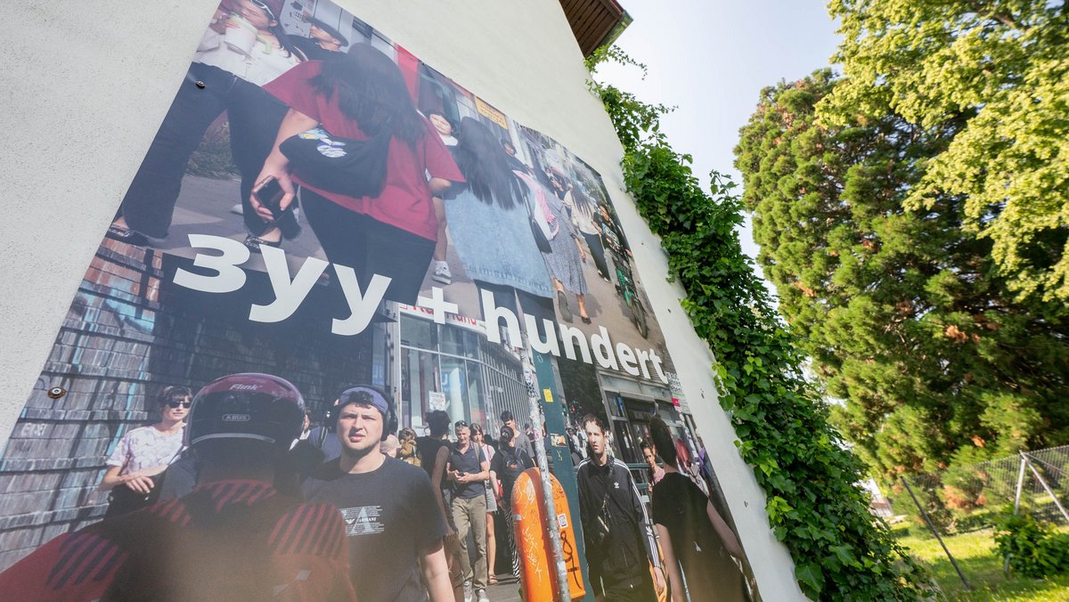 Plakat zur Ausstellung am Kunstvereinshaus. Foto: Jens Volle