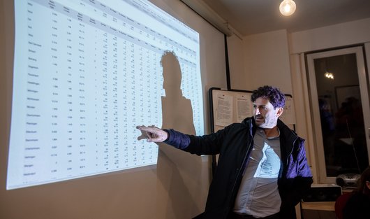 Luigi Pantisano erklärt, wie's geht – hier bei der Analyse auf Rockenbauchs Wahlparty. Foto: Jens Volle Luigi Pantisano erklärt, wie's geht – hier bei der Analyse auf Rockenbauchs Wahlparty. Foto: Jens Volle