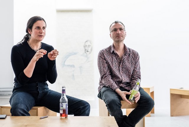 Charlotte Janis und Roberto Dell'Orco lassen Myzelien wachsen. Foto: Patricia Paryz