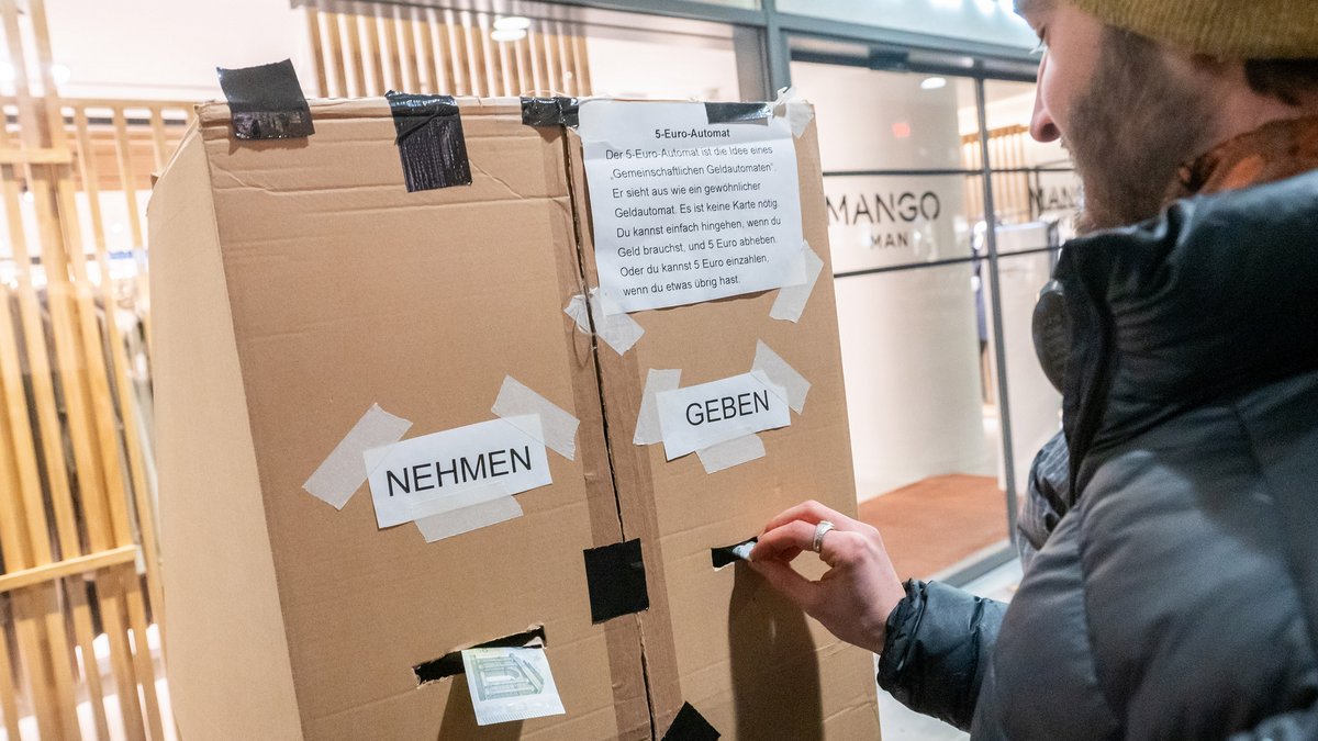 Gerne Steuern zahlen? Das Geben und Nehmen ließen Citizen Kane Kollektiv und Trott-war 2024 bei ihren Stuttgart-Rundgängen üben. Foto: Jens Volle