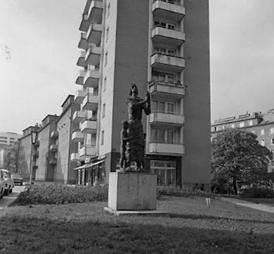 Bertha von Suttner-Hof 1966. Davor steht das Denkmal "Die Waffen nieder". Foto: Wikipedia