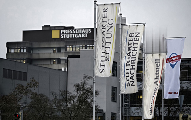 Kontext trauert mit – und hängt die Flagge auf halbmast. Fotomontage: Kontext