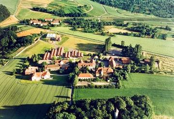 Der Schönbühl (vorne) mit Saffrichhof (hinten) von oben. Foto: www.leo-bw.de