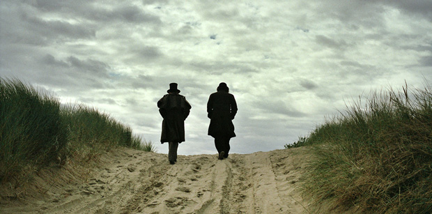 Zwei historische Figuren, die im Lauf der Geschichte fast ungreifbar wurden: Marx und Engels. Foto: Kris Dewitte/Neue Visionen