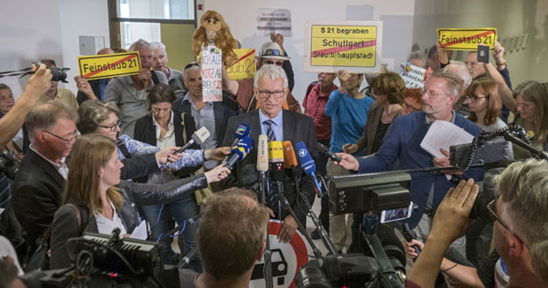 DUH-Chef Jürgen Resch nach der Urteilsverkündung im Gericht. Foto: Joachim E. Röttgers