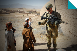 Soldat in Afghanistan mit Kindern