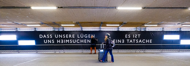 Verblüffend ehrliche Werbung am Stuttgarter Hauptbahnhof.