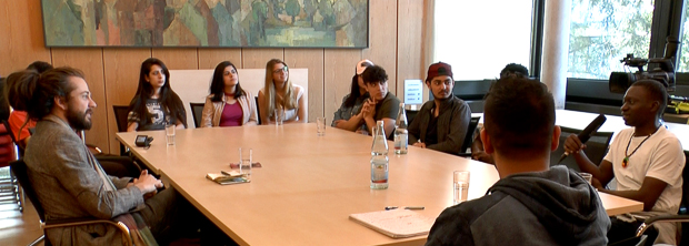 Nach kurzer Zeit war die Aufregung verflogen: Unsere Projektklasse beim Interview. 