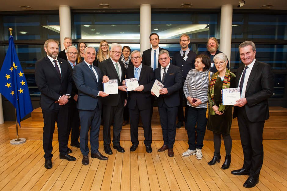 Leitbildübergabe an EU-Kommissionspräsident Jean-Claude Juncker. Foto: Vertretung des Landes Baden-Württemberg bei der Europäischen Union/FKPH