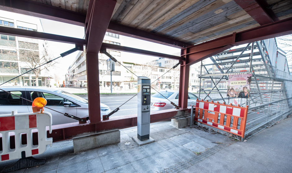 Um an einen Parkschein zu kommen, müssen Umwege oder Klettereinlagen in Kauf genommen werden.