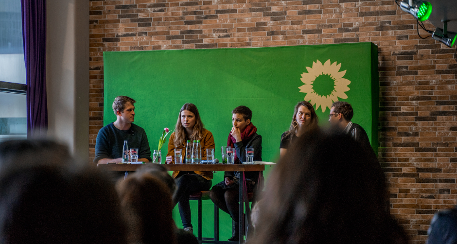 Grüne locken mit "Europe for Future" die Jugend zum Podium. Dort sitzen Luisa Neubauer und Ska Keller (zweite und dritte von links). Foto: Patrick Haermeyer 