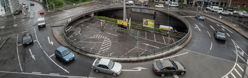 Das hier wird in Stuttgart zum "Platz" erklärt: Loch mit Dreingabe. Zur Fotostrecke mit Platz-Belebung geht es per Klick auf das Bild. 