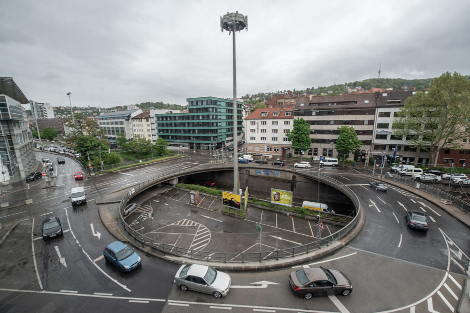 Das hier wird in Stuttgart zum "Platz" erklärt: Loch mit Dreingabe. Zur Fotostrecke mit Platz-Belebung geht es per Klick auf das Bild. 