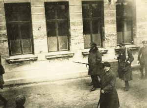 Gustav Landauer auf dem Weg zum Gefängnis Stadelheim, wo er am 2. Mai ermordet wurde (Hinter Landauer geht ein Wachmann, sodass er ein Gewehr mit Bajonett zu tragen scheint), Internationales Institut für Sozialgeschichte, Amsterdam 