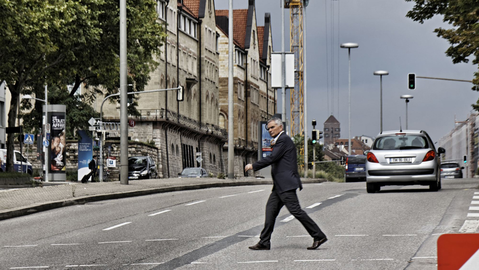 Er wird ja wohl nicht bei rot über die Ampel gehen. Oder hat Dietrich es schon dementiert? Fotos: Joachim E. Röttgers