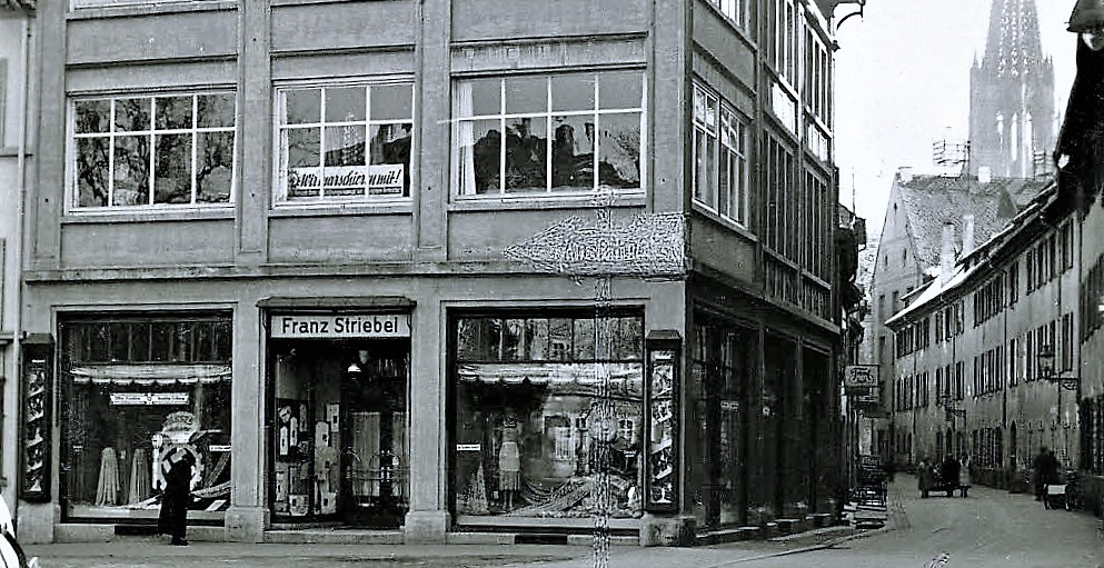 Das Bettenhaus Striebel im Jahr 1941 mit dem NS-Transparent "Wir marschieren mit!" im mittleren Fenster des ersten Obergeschosses. Foto: Archiv Manfred Gallo