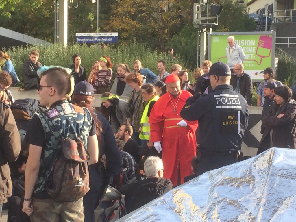 Ein Papst unter Demonstranten. Das kann nur Peter Grottian sein.  Eigens aus Berlin war er am 25. Oktober 2019 angereist, um vor dem Porsche-Museum Beistand zu leisten.