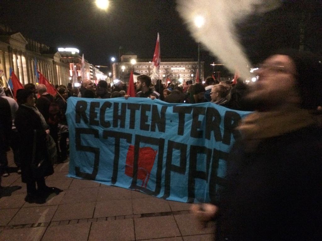 Ein Abend auf dem Stuttgarter Schloßplatz, der Kante zeigt. Geknipst am 20. Februar 2020.
