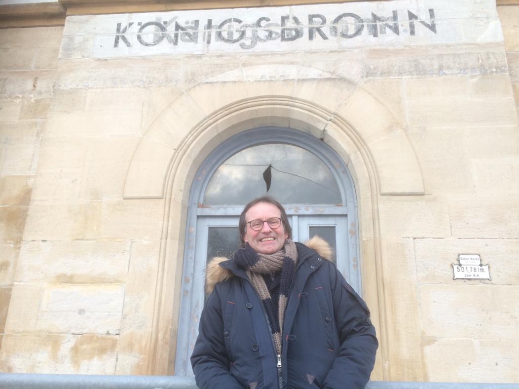 Vor Papas ehemaligem Bahnhof posieren, das macht Freude. Arno Luik am 25. Januar 2019. Es war kalt.