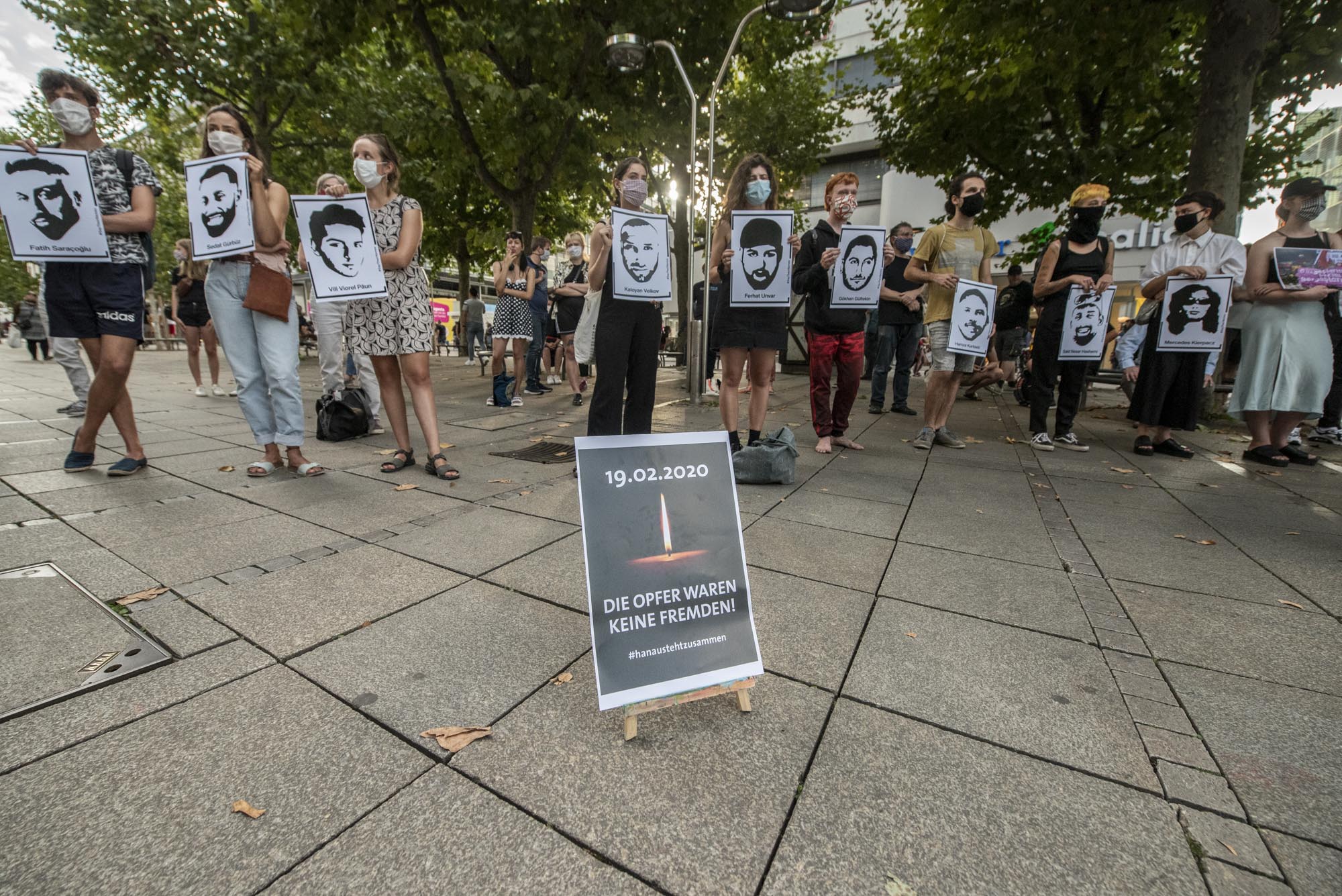 Am 19. August 2020 erinnern in Stuttgart Jugendliche an die Opfer von Hanau. Fotos: Jens Volle 