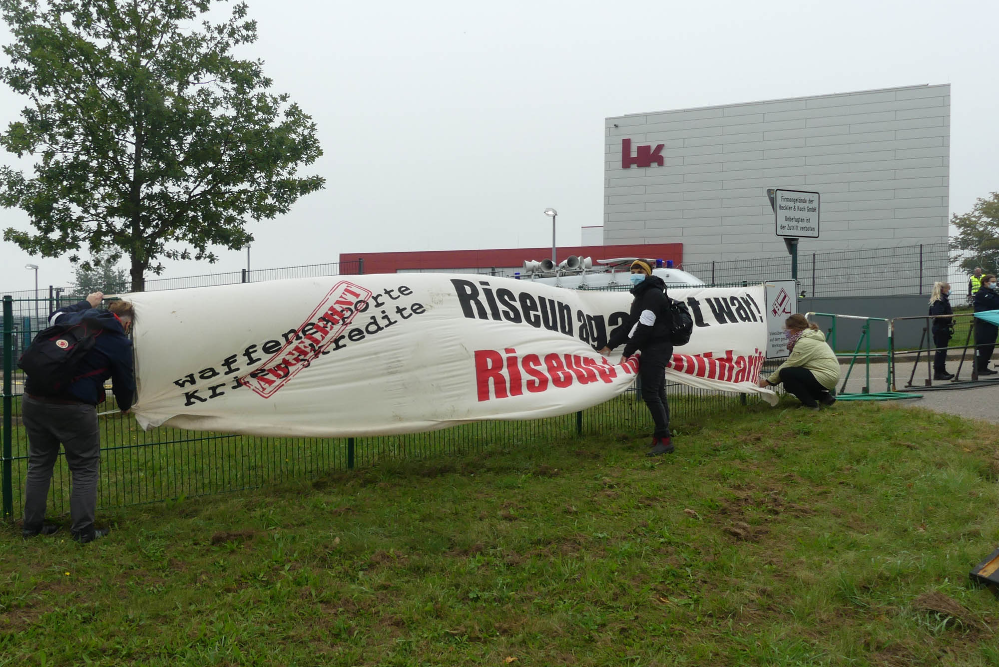 Blockade des HK-Werkstors – die Frühschicht kam woanders rein. Fotos: Martin Himmelheber
