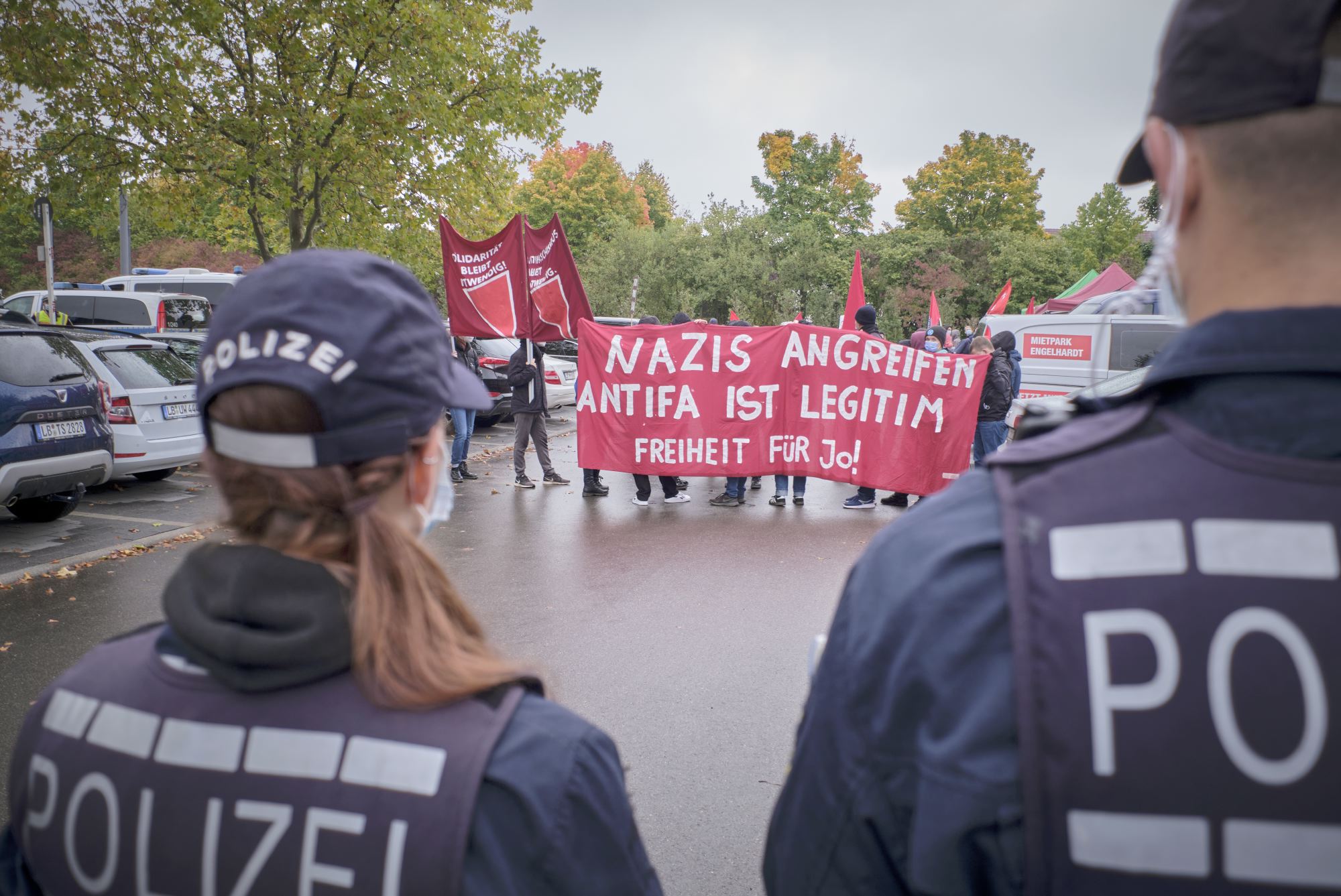 Kurz vor der Urteilsverkündung im Antifa-Prozess: Protest vor dem Gerichtsgebäude in Stuttgart Stammheim. Foto: Joachim E. Röttgers