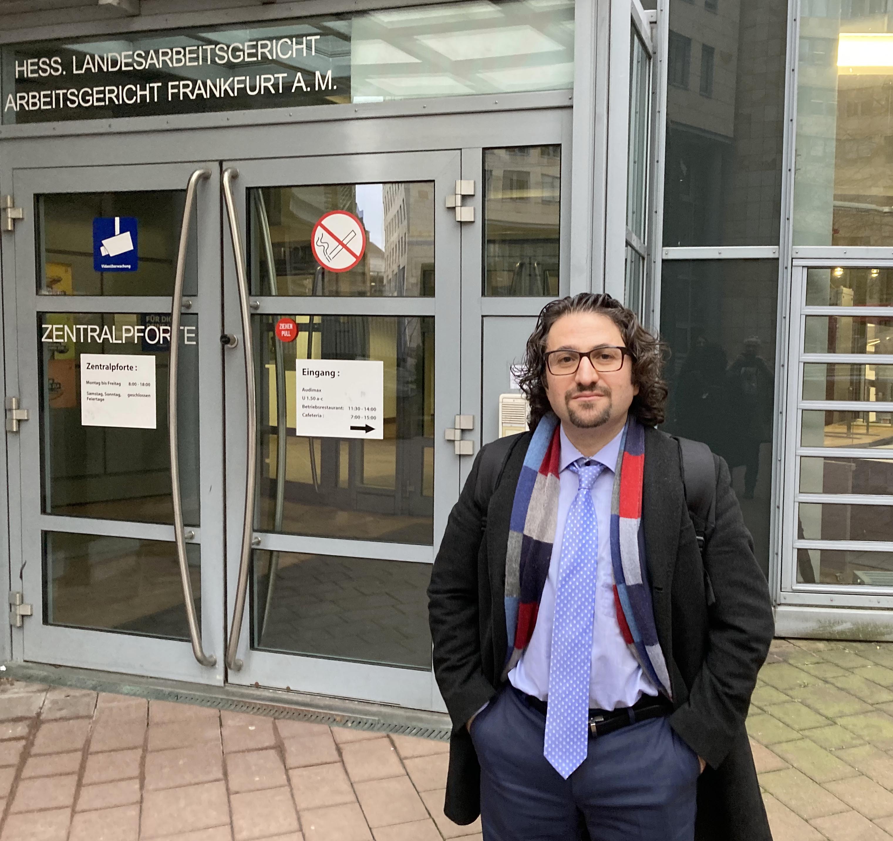 "Ein pflichtwidriges Verhalten meinerseits" kann er nicht erkennen: Mikhail Agrest vor Hessischen Landesarbeitsgerichts. Foto: Kontext