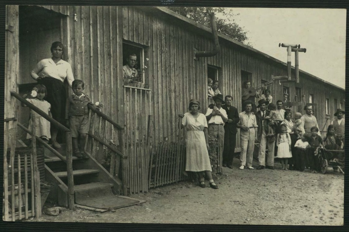Ravensburger Sinti, die in einer Barackensiedlung an der Schussen wohnen (vor 1933), aus der Ausstellung "Ausgrenzung und Verfolgung" im Museum Humpis-Quartier in Ravensburg. Foto: Stadtarchiv Ravensburg, S 03 Sammlung Josef Zittrell, Sondermappe "Fahrendes Volk", Blatt 50