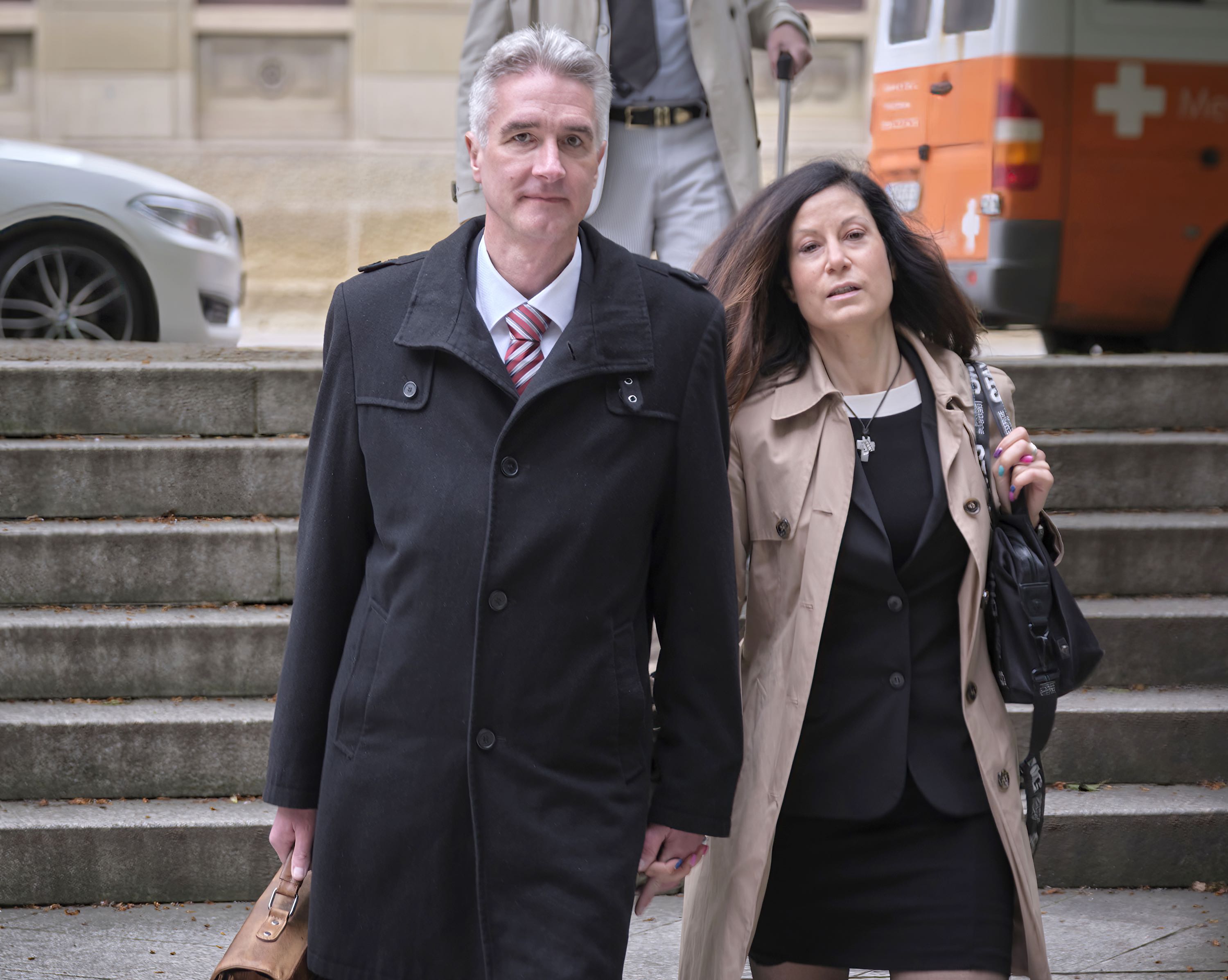 Der Angeklagte betritt das Gerichtsgebäude in Begleitung seiner Ehefrau.