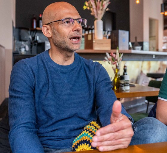 Deutschland lebt "in seiner eigenen Blase", stellt Ali Y. schmerzlich fest. Deutschland lebt "in seiner eigenen Blase", stellt Ali Y. schmerzlich fest.